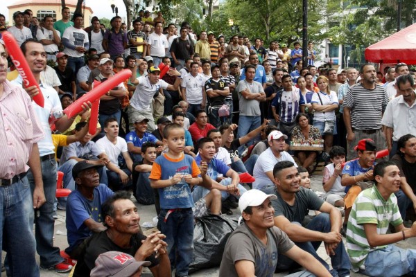 los catrachos alentaron con corazón