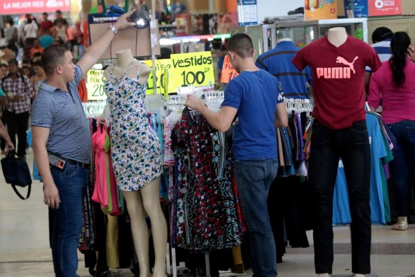 Sampedranos inundan tiendas para hacer compras navideñas