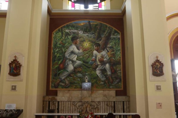 El artista Jacobo Fanoues fue quien pintó parte de los interiores de la iglesia y el español Antonio Gorgues decoró el ábside y todo el templo.