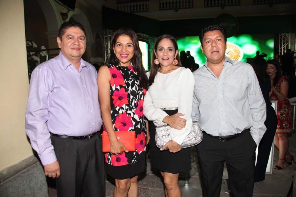 Ronald Osorto y Karla Ávila con Carmen y German Díaz