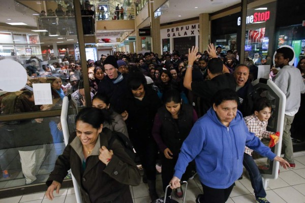 Inicia la locura de compras en el Viernes Negro de Estados Unidos