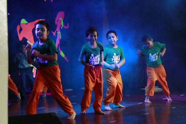 Saint Peter’s Academy celebra con bailes 25 años de fundación