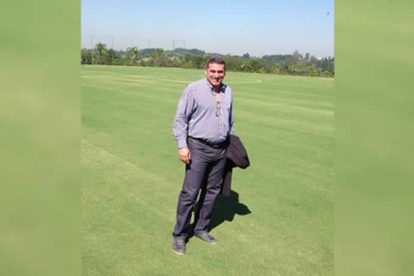 Luis Suárez visitó la sede de Honduras en Brasil