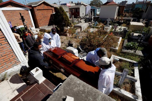 Los cementerios de Ciudad de México, saturados por un nuevo pico de muertes por covid-19