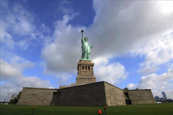 Reabre la Estatua de la Libertad tras amenaza de bomba que la mantuvo cerrada