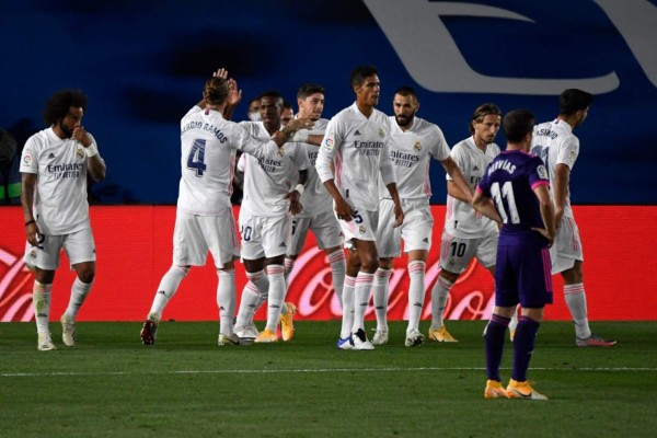 Real Madrid's Brazilian forward Vinicius Junior (C) celebrates with teammates after scoring during the Spanish league football match Real Madrid CF against Real Valladolid FC at the Alfredo di Stefano stadium in Valdebebas, on the outskirts of Madrid on September 30, 2020. (Photo by PIERRE-PHILIPPE MARCOU / AFP)