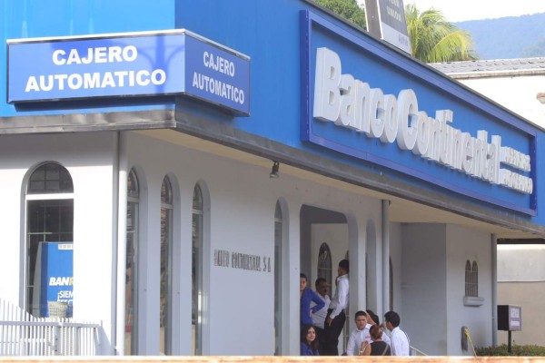 Pagan salario a empleados de Banco Continental