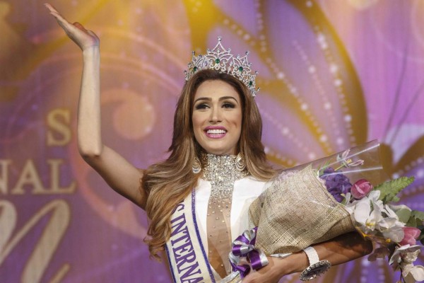 Isabella Rodriguez (L) representative of the Portuguesa state is crowned as the new Miss Venezuela during the Miss Venezuela beauty pageant in Caracas, Venezuela on December 13, 2018. - Twenty-four contestants from all Venezuelan states participate in the contest. (Photo by YURI CORTEZ / AFP)