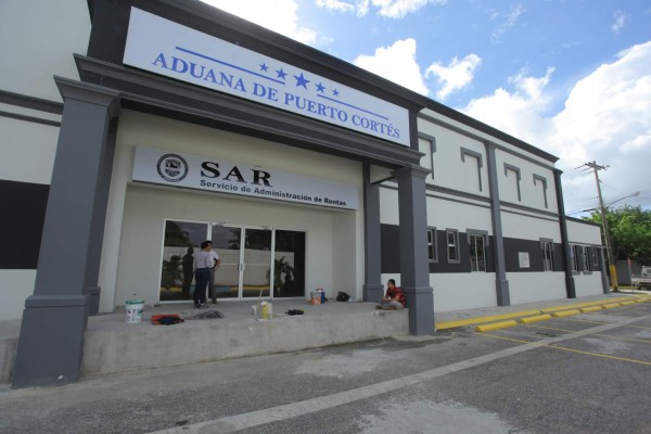 Extienden horarios y días de atención en las aduanas