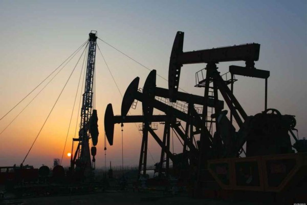 Los precios del petróleo se desploman y caen a sus niveles más bajos en un año