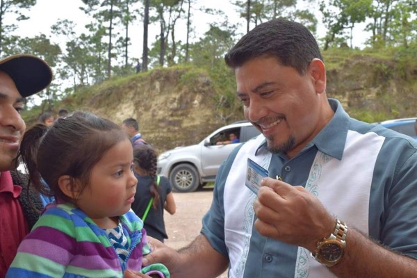 El Salvador emite carnet para menores en exbolsones
