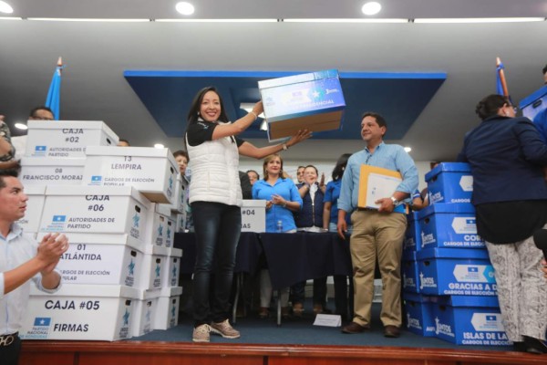 Las 22 corrientes que van a primarias entregan planillas