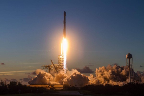SpaceX lanza y aterriza en un cohete reciclado