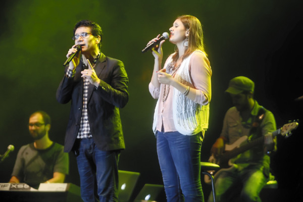 Lluvia de adoración con Jesús Adrián Romero