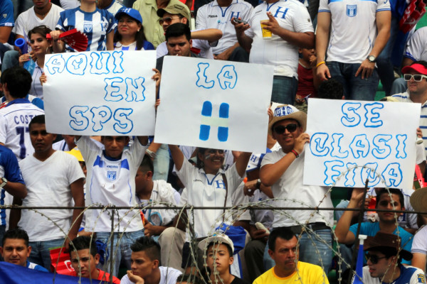 La afición hondureña nunca le falla a la Bicolor