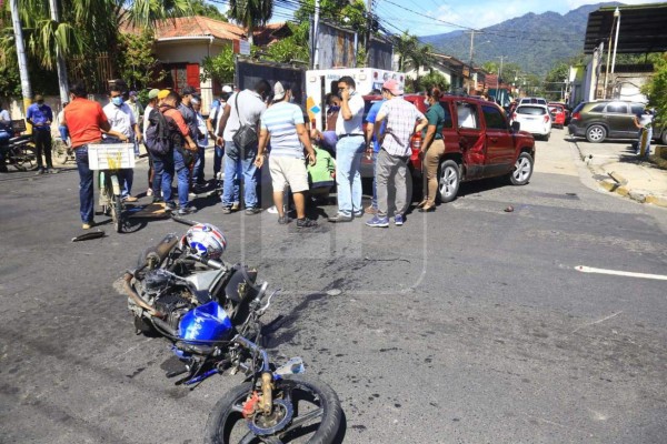Fuerte accidente de tránsito en San Pedro Sula deja un motociclista gravemente herido