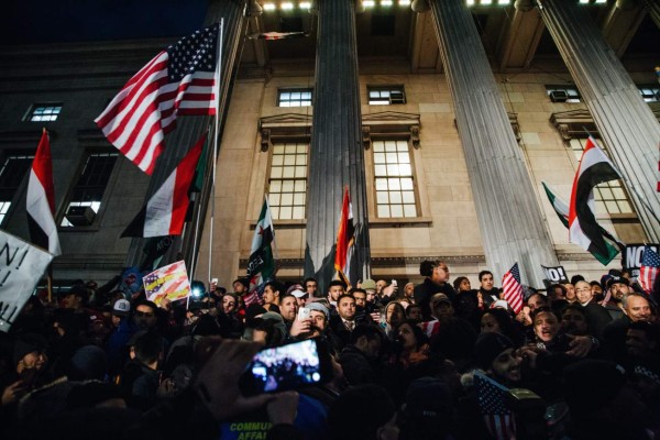 Nueva York se une a la demanda contra Trump por su orden migratoria