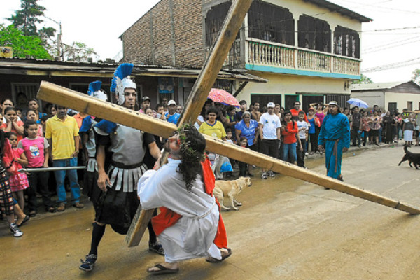 En vía crucis piden alto a injusticia y corrupción