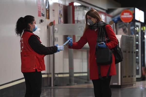 Españoles regresan al trabajo pese a pandemia de coronavirus