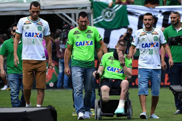 Sobrevivientes del Chapecoense levantaron la Copa Sudamericana