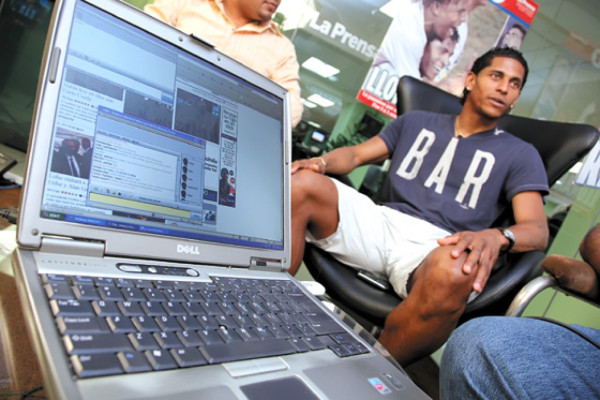 Carlo Costly viajó rumbo a Italia para operarse