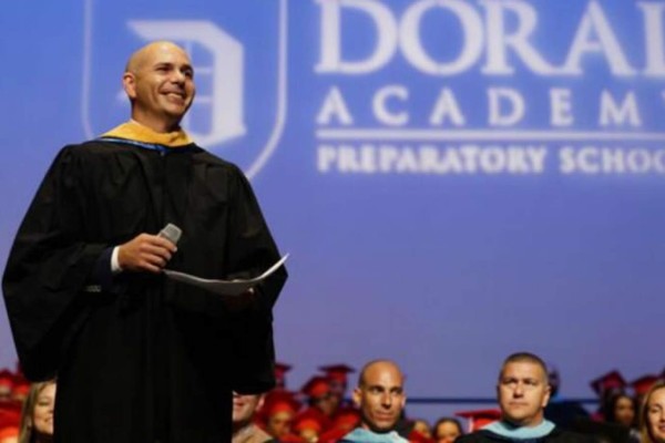 Pitbull recibe el 'grado honorífico' del Doral College de Miami
