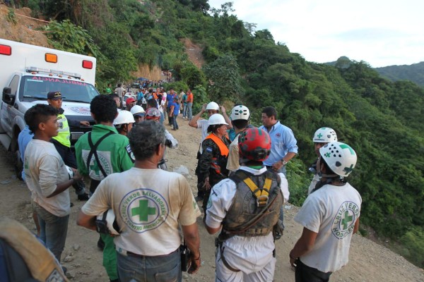 Entre el peligro y malos augurios rescate de 8 mineros en Honduras