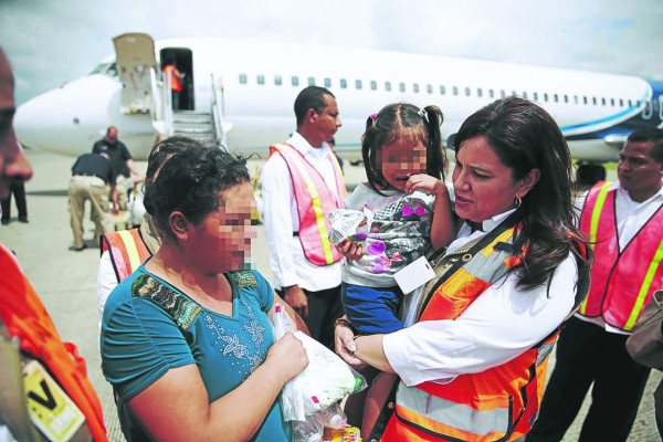 Llenos de promesas arriban hondureños deportados de Estados Unidos