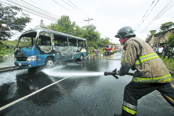 Motorista de bus incendiado está entre la vida y la muerte