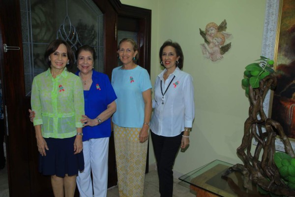 El club de jardinería de la ciudad se reune