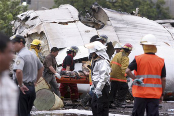 Cae avión en Venezuela: 36 supervivientes