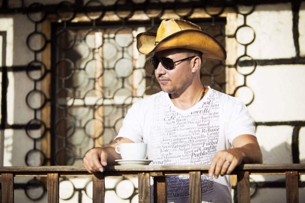 Polache lanza su línea de camisetas