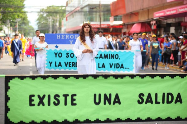 Derroche de cultura y belleza en desfiles en San Pedro Sula