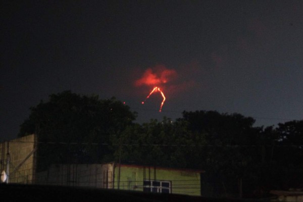 Volcán Pacaya de Guatemala presenta dos flujos de lava y explosiones