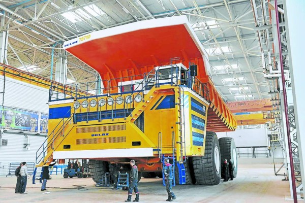 BelAZ 75710 el camión de ocho &nbsp;metros de altura