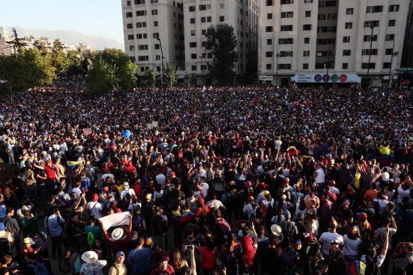 ST01. SANTIAGO (CHILE), 23/01/2019.- Venezolanos radicados en Chile se reúnen este miércoles en la Plaza Italia de Santiago (Chile) para mostrar su apoyo al líder de la Asamblea Nacional de Venezuela, Juan Guaidó, quien se autoproclamó hoy presidente encargado de Venezuela, decisión que fue reconocida por la mayoría de los países de la región, además de Estados Unidos y Canadá. EFE/Alberto Valdés