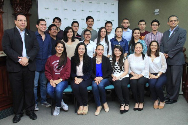 Becados regresan para compartir experiencias