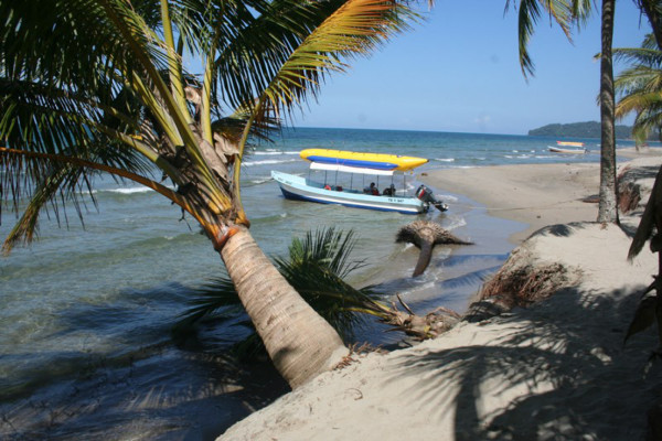 Fenómeno cíclico desgasta playas de Tela, Honduras
