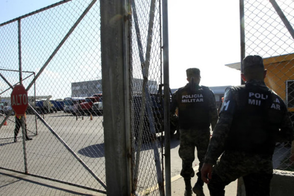 Destituyen a funcionarias luego de intervención de aduanas