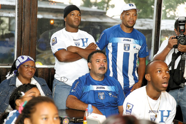 La familia Suazo espera a David contra España