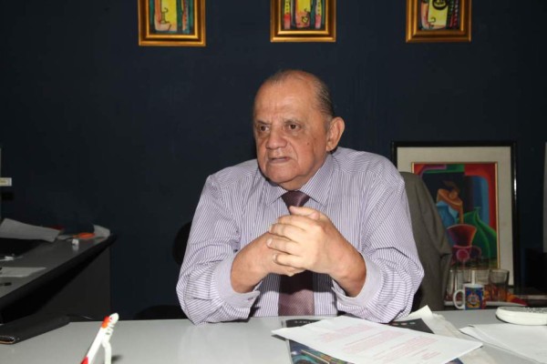 Muere el reconocido periodista Carlos Riedel por Covid-19