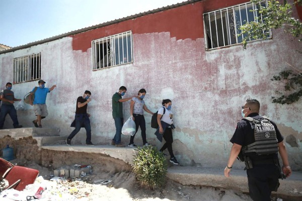 Migrantes hondureños son arrestados en una vivienda en la frontera con EEUU