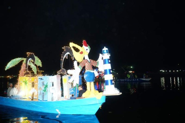 Las góndolas tuvieron creativas decoraciones.