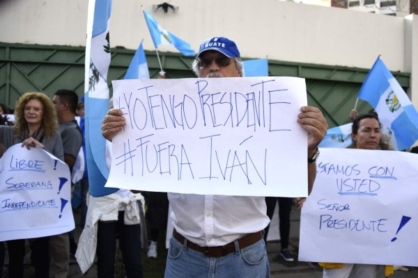 People protest against the head of the UN International Commission Against Impunity in Guatemala (CICIG), Colombian Ivan Velasquez, outside the CICIG headquarters in Guatemala City on August 27, 2017. Guatemala faced a fresh political crisis Sunday as President Jimmy Morales tried to expel a UN official investigating him for suspected corruption, but was overruled by the courts. / AFP PHOTO / JOHAN ORDONEZ