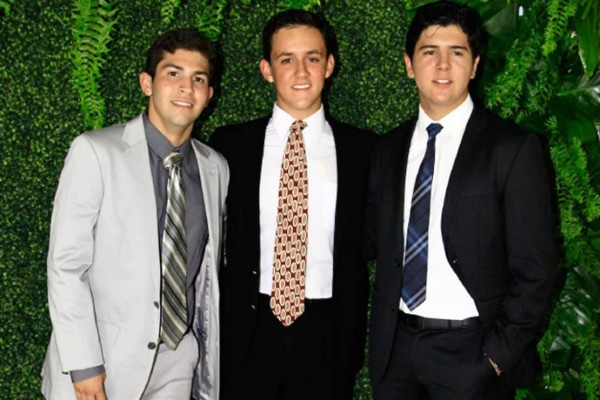 Alumnos de la EIS celebran misa de acción de gracias