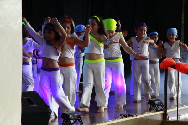 Saint Peter’s Academy celebra con bailes 25 años de fundación