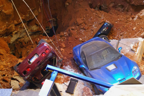 Hundimiento en Museo del Corvette devora ocho autos deportivos de colección