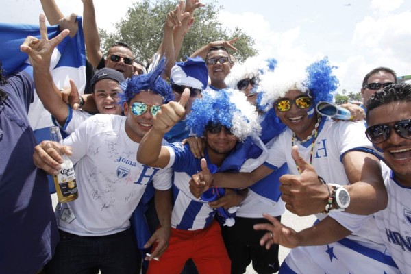 Apoyo incondicional de la afición hondureña a la Bicolor en Miami