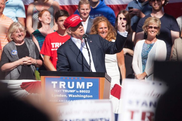 Trump acusa a Hillary de cómplice de las infidelidades de Bill Clinton