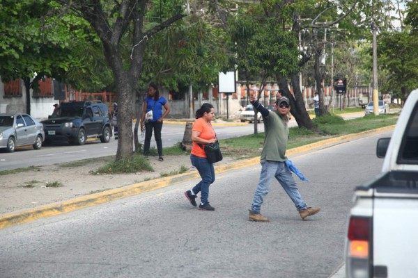 Sampedranos ponen en riesgo sus vidas al cruzar bulevares